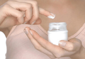 nen-dung-serum-hay-kem-duong-khi-tri-nam-03